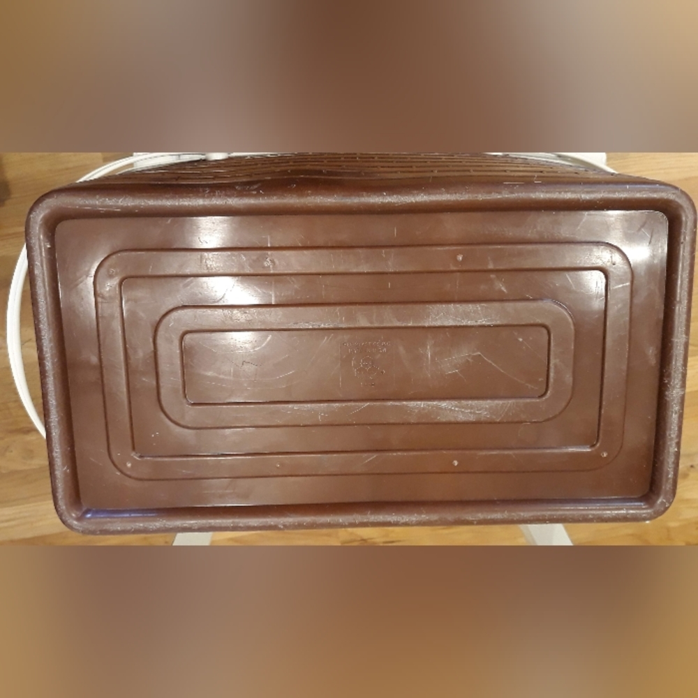 Vintage Bee Plastic Picnic Baskets with Faux Woven Pattern Brown & White - Picture 9 of 10